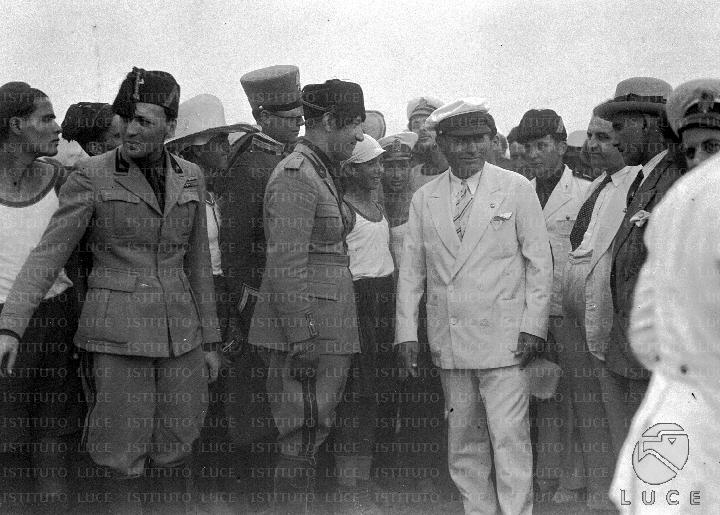 Ο Παρίνι με τον Μουσολίνι σε επίσκεψη σε κατασκήνωση παιδιών των απόδημων φασιστών(1930)