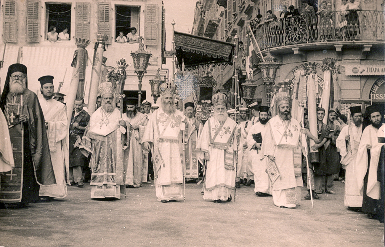 Η λιτανεία της 11ης Αυγούστου του 1955 (πιθ.) με τον αείμνηστο μητροπολίτη Μεθόδιο Κοντοστάνο. Η φωτογραφία τραβήχτηκε από το φωτογράφο Μιχάλη Κόκκαλη.