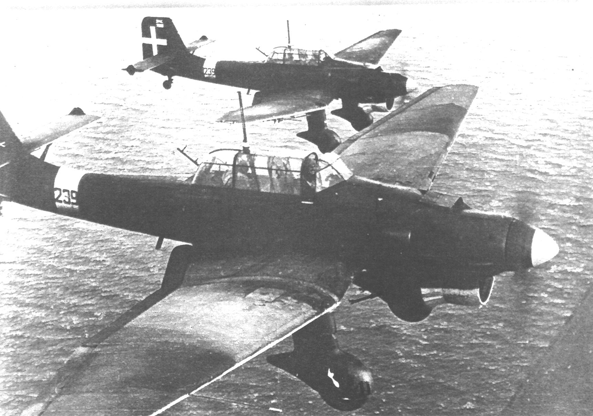 Ιταλικά βομβαρδιστικα Picchiatello B2 της 239 μοίρας της Ιταλικής Αεροπορίας. Τα αεροπλάνα αυτά εξορμώντας από τη Galatina, στην περιοχή του Lecce, πραγματοποίησαν πολλές επιδρομές εναντίον του νησιού το 1940-1941