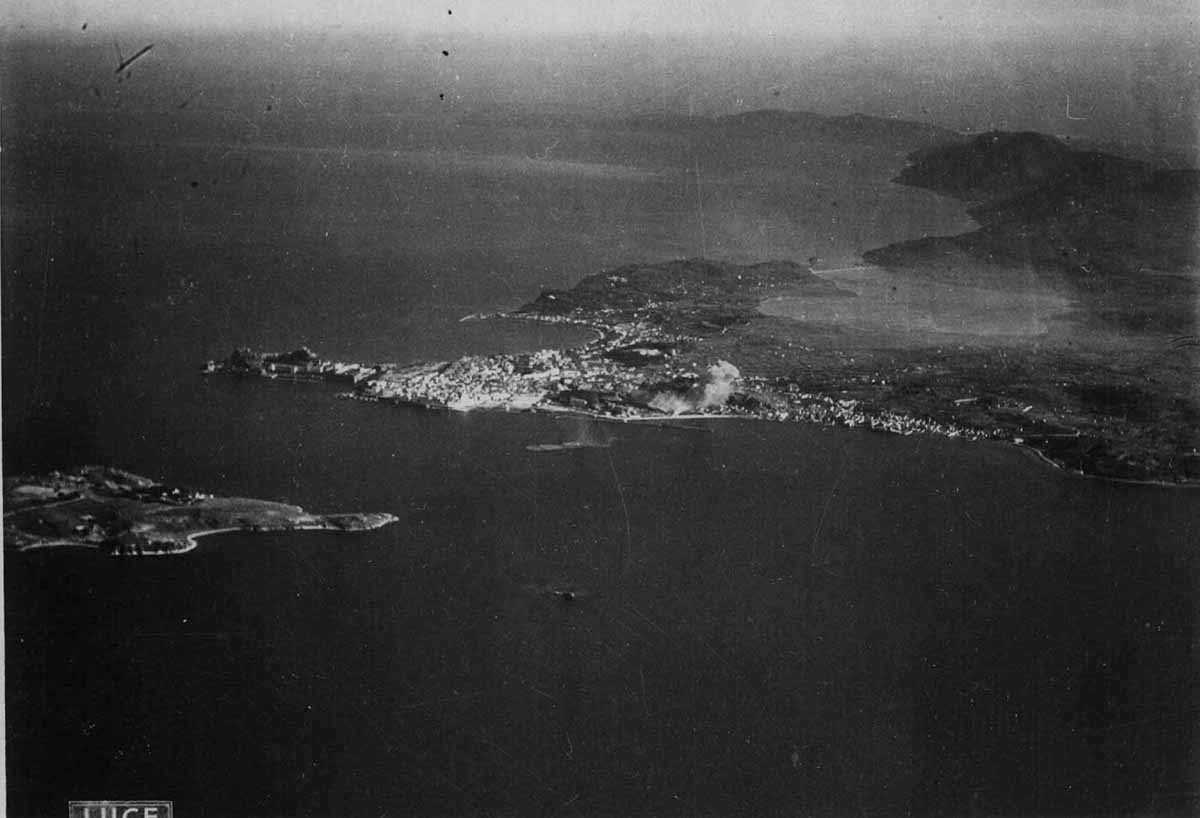 Κατά τη διάρκεια ιταλικού βομβαρδισμού πλήττεται η παραλιακή ζώνη ενώ τα νερά που ανασηκώθηκαν από βόμβες που έπεσαν ανάμεσα Βίδο και Λιμάνι, μόλις έχουν καταλαγιάσει.