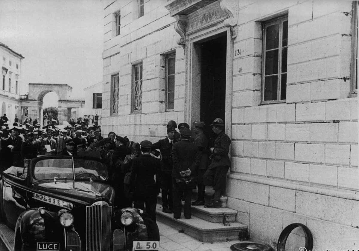 Ιταλοί αξιωματικοί μπροστά από το κτίριο της παλιάς Νομαρχίας στα Μουράγια