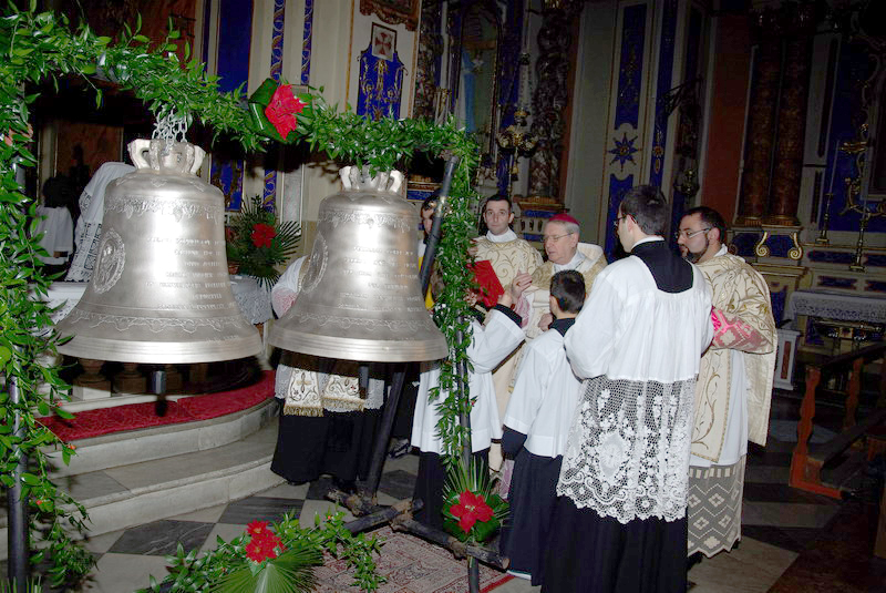 Dolcedo (Liguria Βόρειας Ιταλίας), Δεκέμβρης 2013: Ακολουθία κατά την οποία ευλογούνται οι δύο καινούργιες καμπάνες στον ενοριακό ναό του San Tommaso