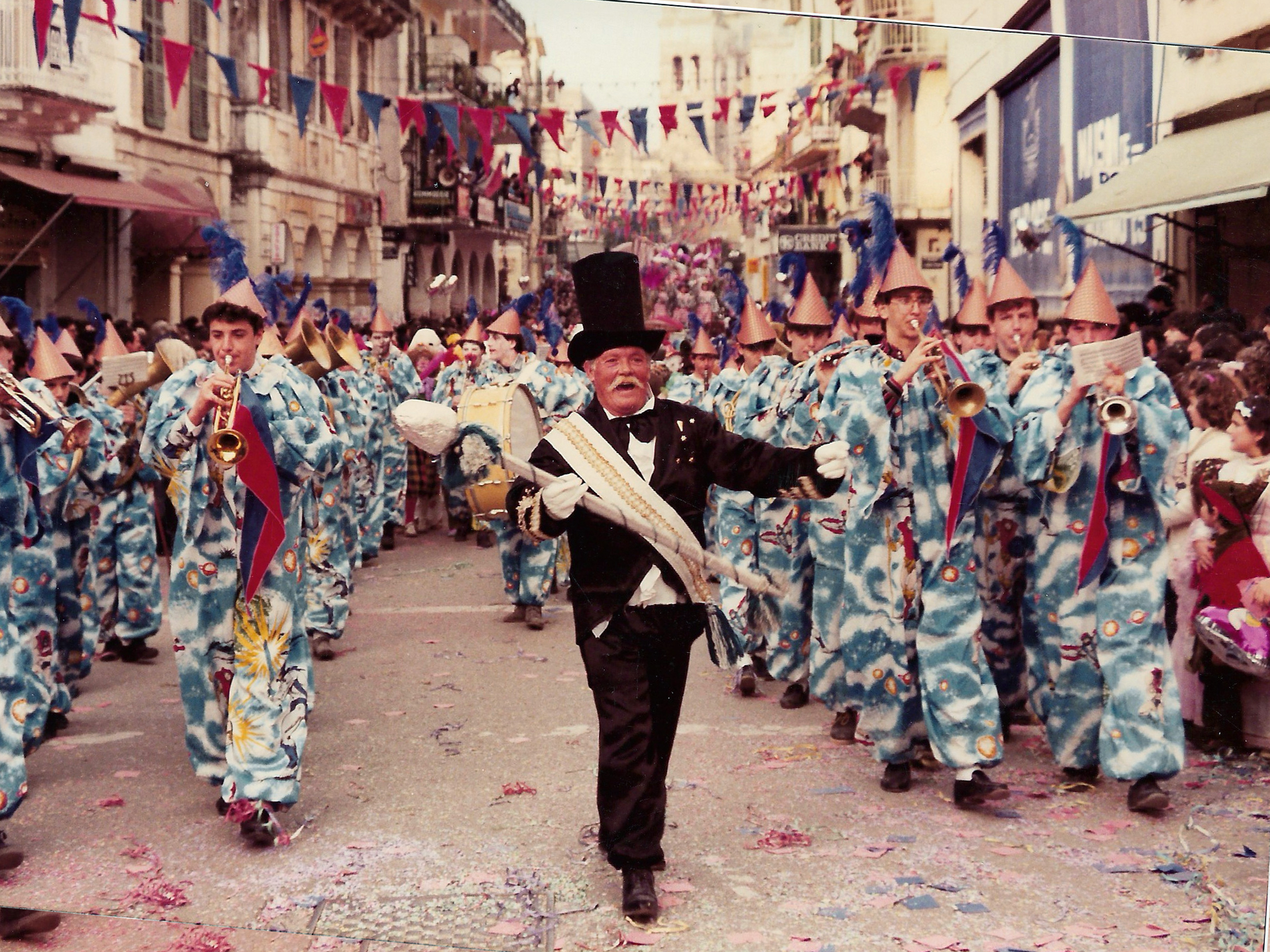 Ο αξέχαστος Μπάρμπα –Νίκος σε καρναβαλίτικη παρέλαση με την «Μάντζαρο» στο τέλειωμα του 20ου αιώνα