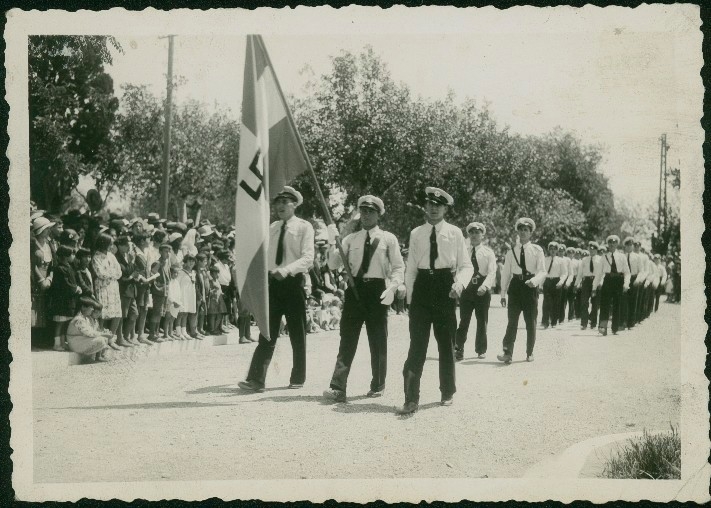 Η «Λαϊκή Οργάνωσις Νέων Κερκύρας» παρελαύνει στις 21-05-1933 για την επέτειο της Ένωσης (Αρχείο Έντυ Καλογερόπουλου)